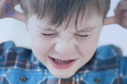 Ребенок закрыл уши Ребенок закрыл уши