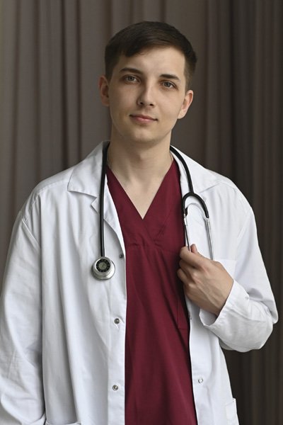 Доктор стоит в коридоре