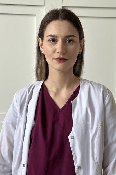 Доктор стоит в коридоре