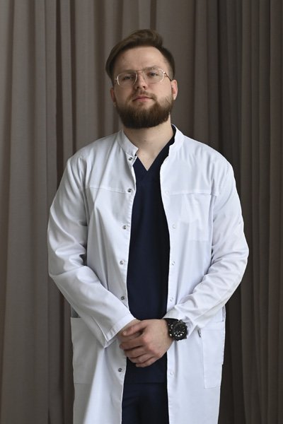 Доктор стоит в коридоре